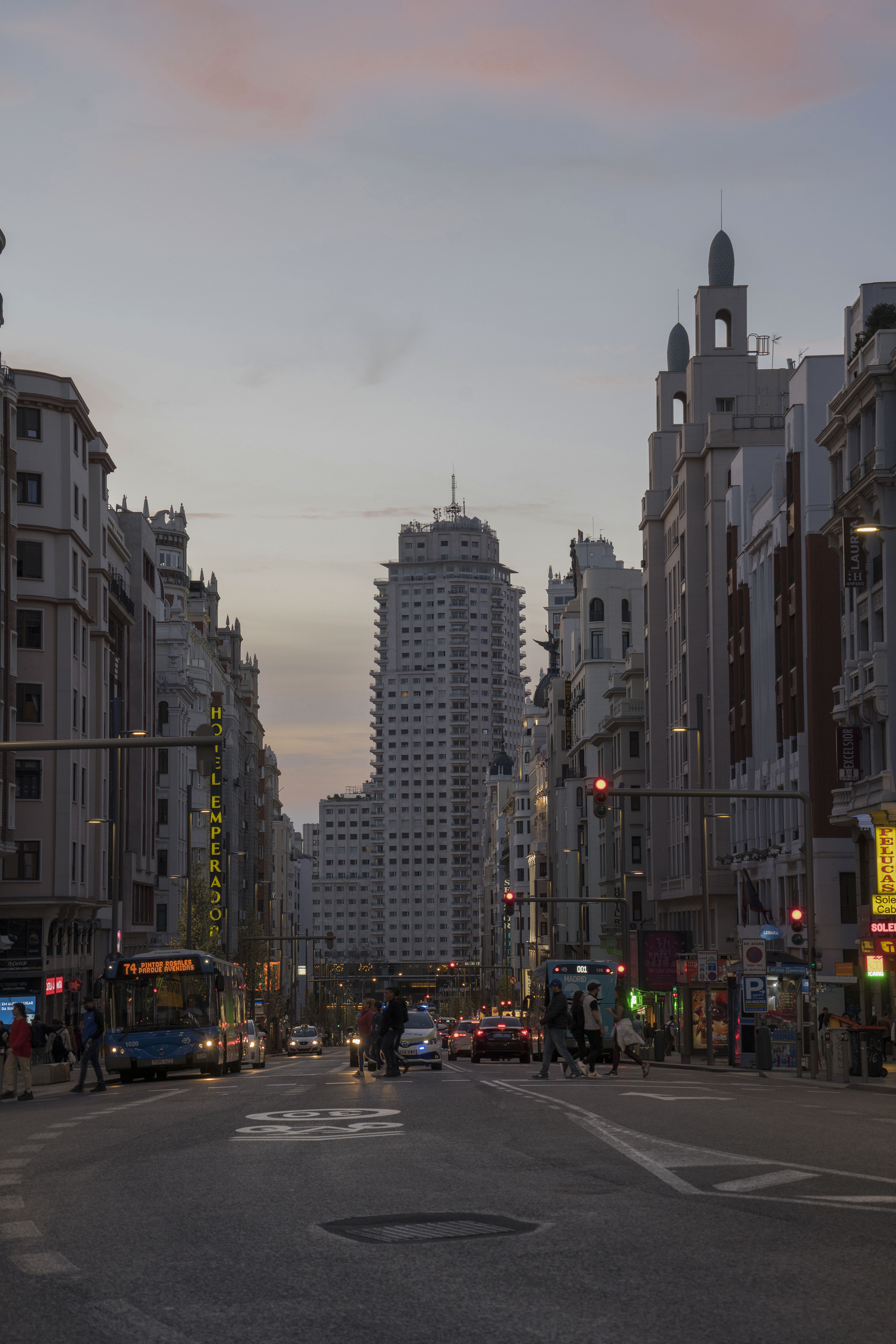 La Gran Vía de Madrid al atardecer
